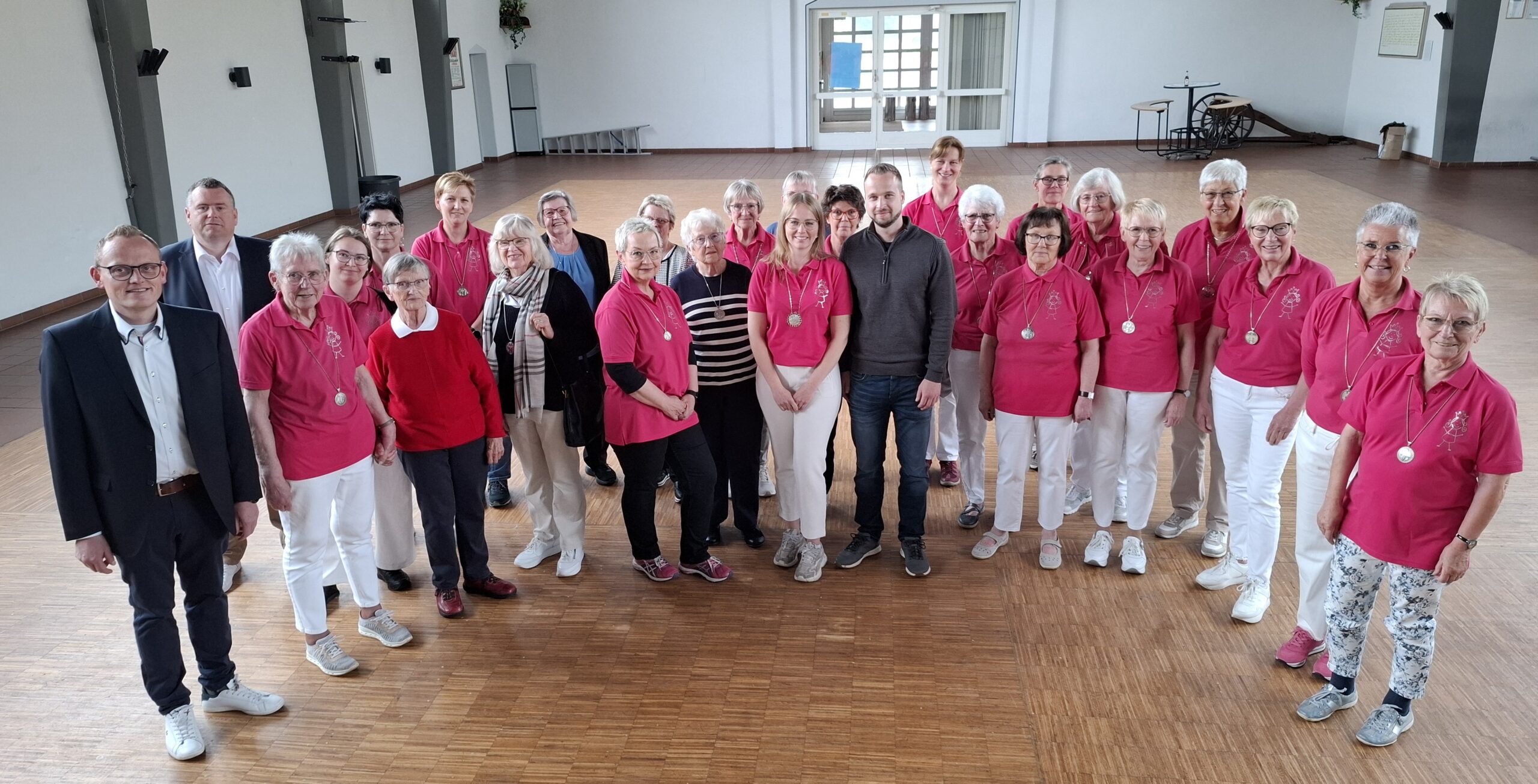 250503-Gruppenfoto Königinnentreffen SFX Wennigloh 2025 Die Wennigloher Schützenköniginnen posieren gemeinsam mit Hauptmann André Westermann (links), seinem Stellvertreter David Mannchen (2. von links) und dem amtierenden Königspaar Sebastian Blume und Lea Hintz (Mitte) für das Erinnerungsfoto.