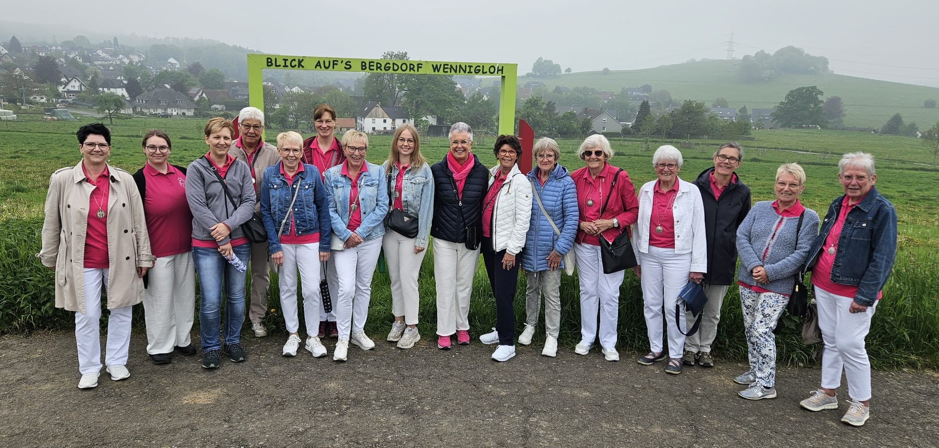 250503-Gruppenfoto Kräuterwanderung Königinnentreffen SFX Wennigloh 2025 Die royalen Teilnehmerinnen der morgendlichen Kräuterwanderung.